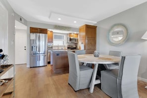 Dining - Cozy 1-bedroom condo with pool access (Marco Island)