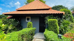 A small, single-story building with a tiled roof and a dark facade. - Bakantiang Resort (Ko Lanta)