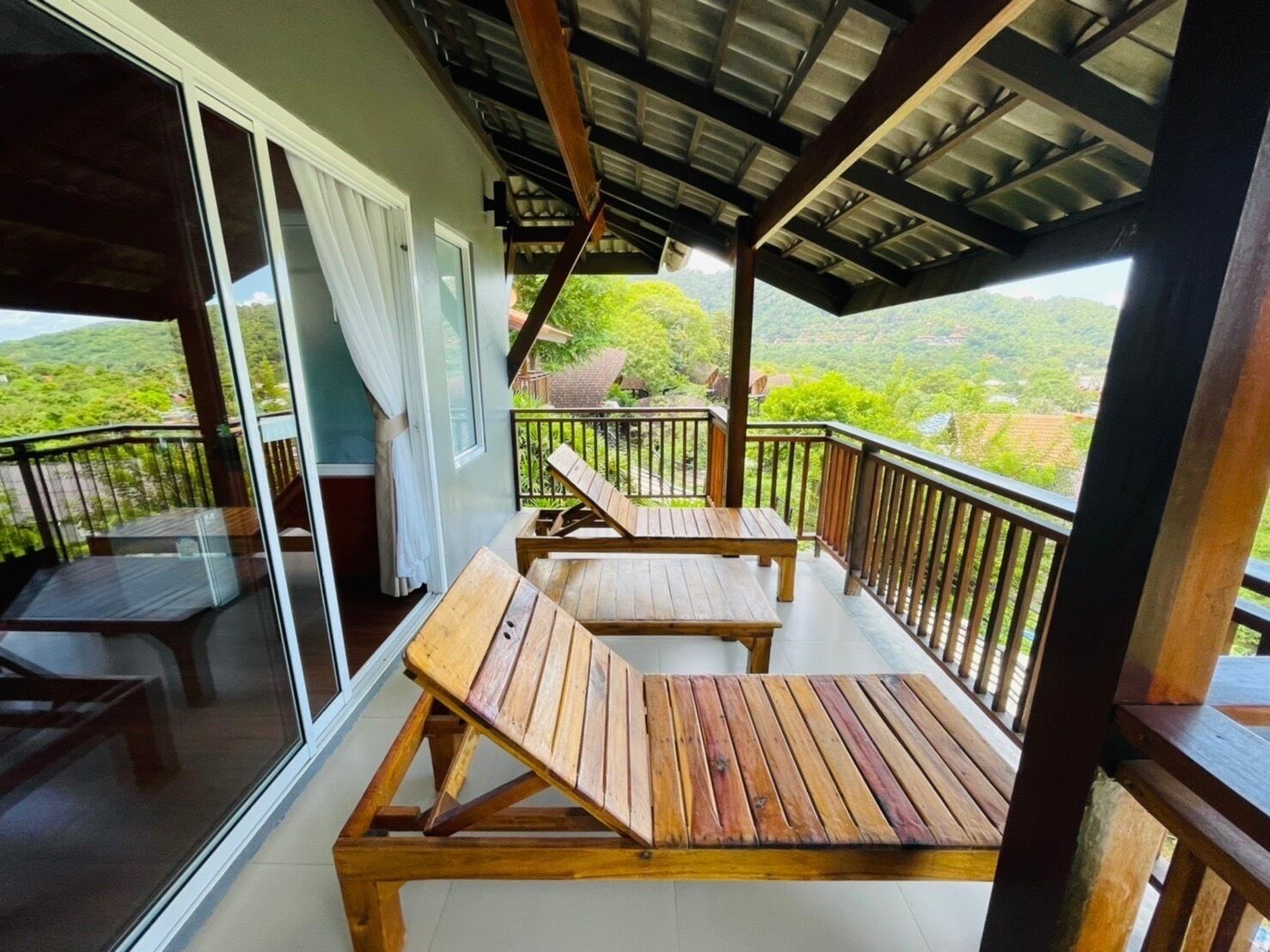 Deluxe Room | Living area | 25-inch flat-screen TV with cable channels, TV