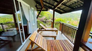 Deluxe Room | Living area | 25-inch flat-screen TV with cable channels, TV