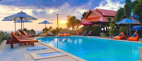 Outdoor pool, pool loungers