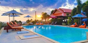 Outdoor pool, sun loungers - Bakantiang Resort (Ko Lanta)