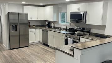 Kjøleskap, mikrobølgeovn, ovn og kokeplater