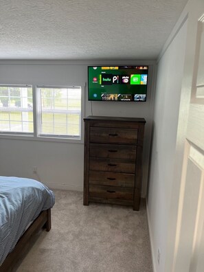 3 室のベッドルーム、アイロン / アイロン台、WiFi (無料)、ベッドシーツ