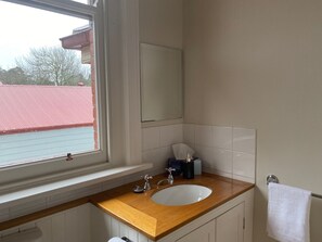 Een douche, een haardroger, handdoeken, toiletpapier