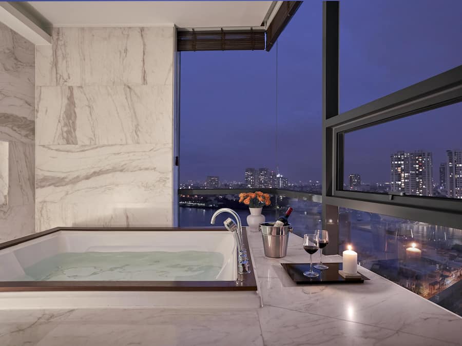 2-bedroom Executive | Bathroom | Free toiletries, hair dryer, bathrobes, slippers