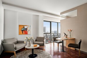 Studio Executive | Aire de séjour | Téléviseur connecté de 55 po avec télévision numérique, imprimante