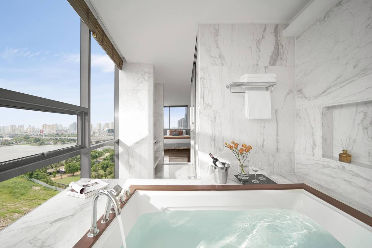 2-bedroom Executive | ห้องน้ำ | ของใช้ในห้องน้ำฟรี, ไดร์เป่าผม, เสื้อคลุมอาบน้ำ, รองเท้าสวมภายในห้อง