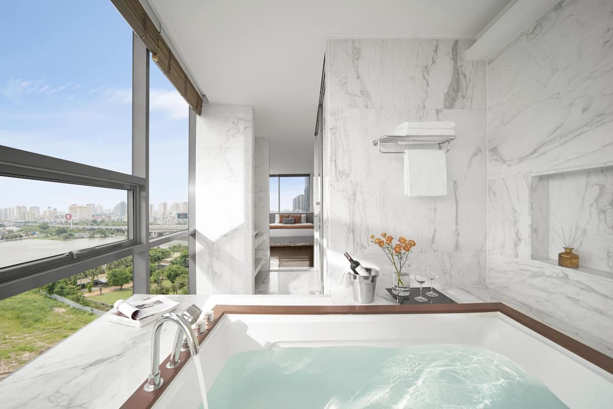 2-bedroom Executive | Salle de bain | Articles de toilette (gratuits), séchoir à cheveux, peignoirs