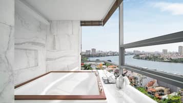 2-bedroom Executive | 浴室 | 免費梳洗用品、風筒、浴袍、拖鞋