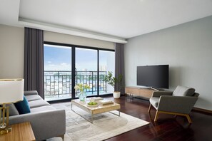 2-bedroom Executive | Área de sala de estar | Smart TV de 55 pulgadas con canales digitales y impresora 