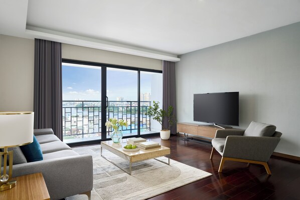 2-bedroom Executive | 거실 공간 | 디지털 채널 시청이 가능한 55인치 스마트 TV, 프린터