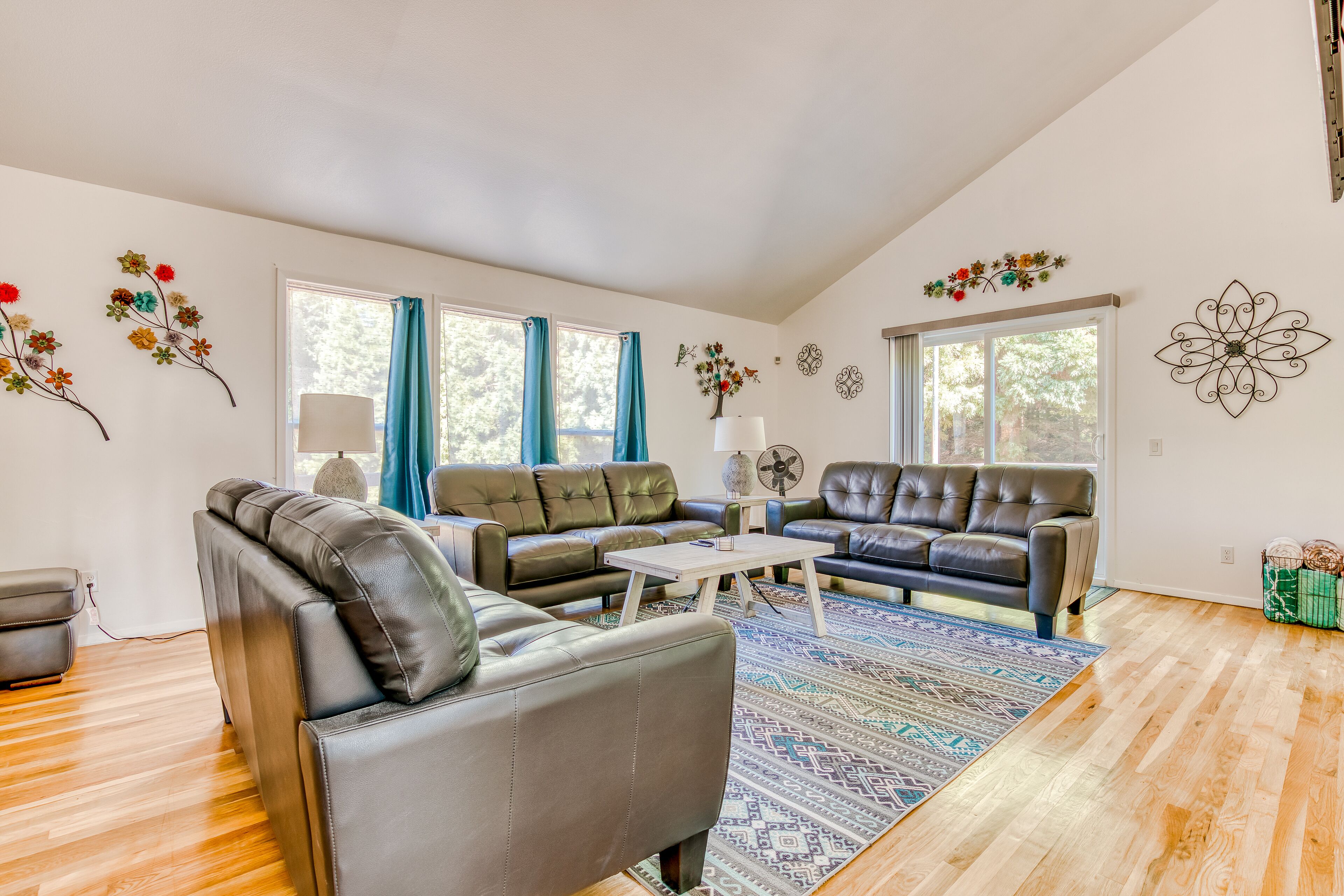 Newly remodeled secluded home with pool, large deck, WiFi, & washer/dryer