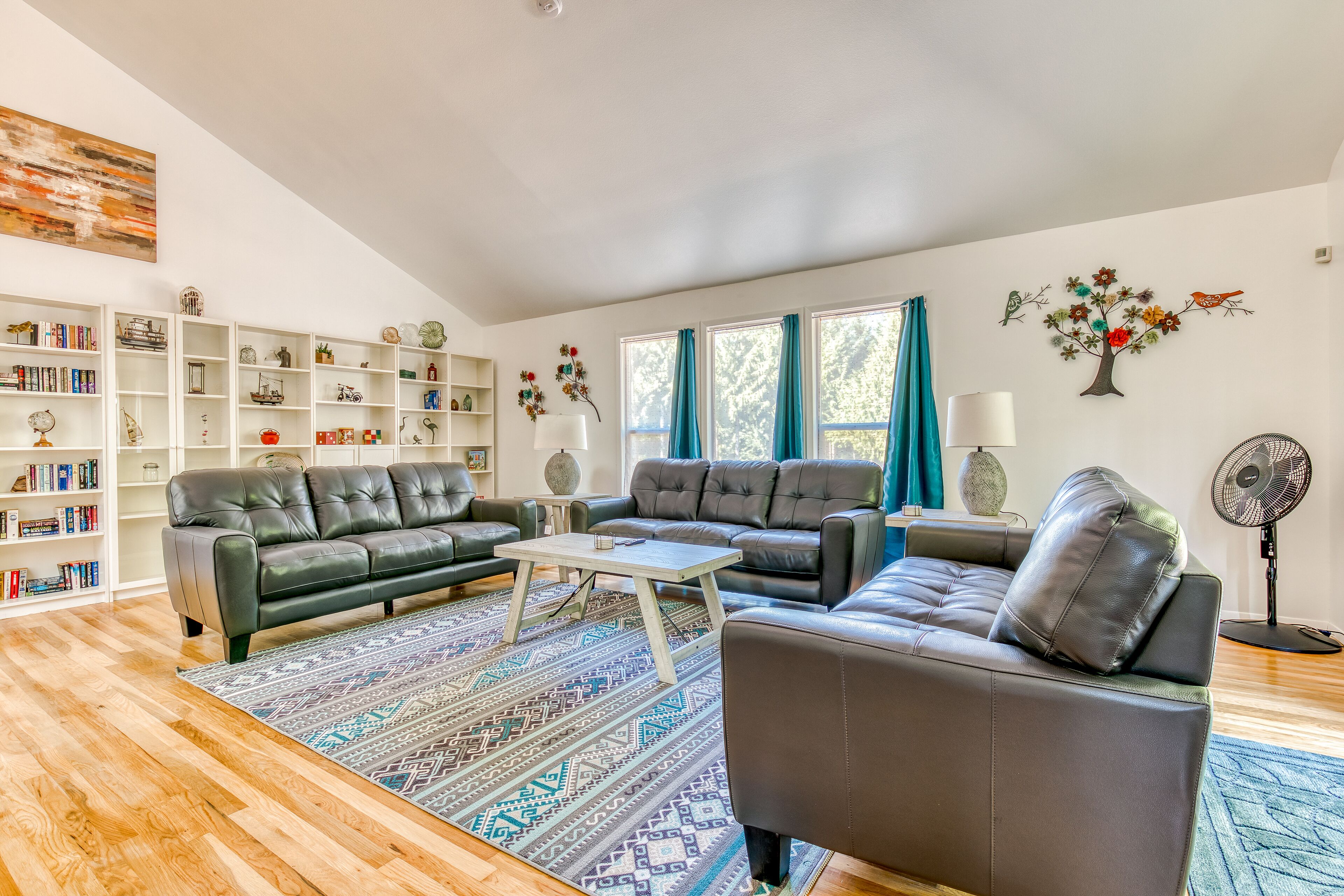 Newly remodeled secluded home with pool, large deck, WiFi, & washer/dryer