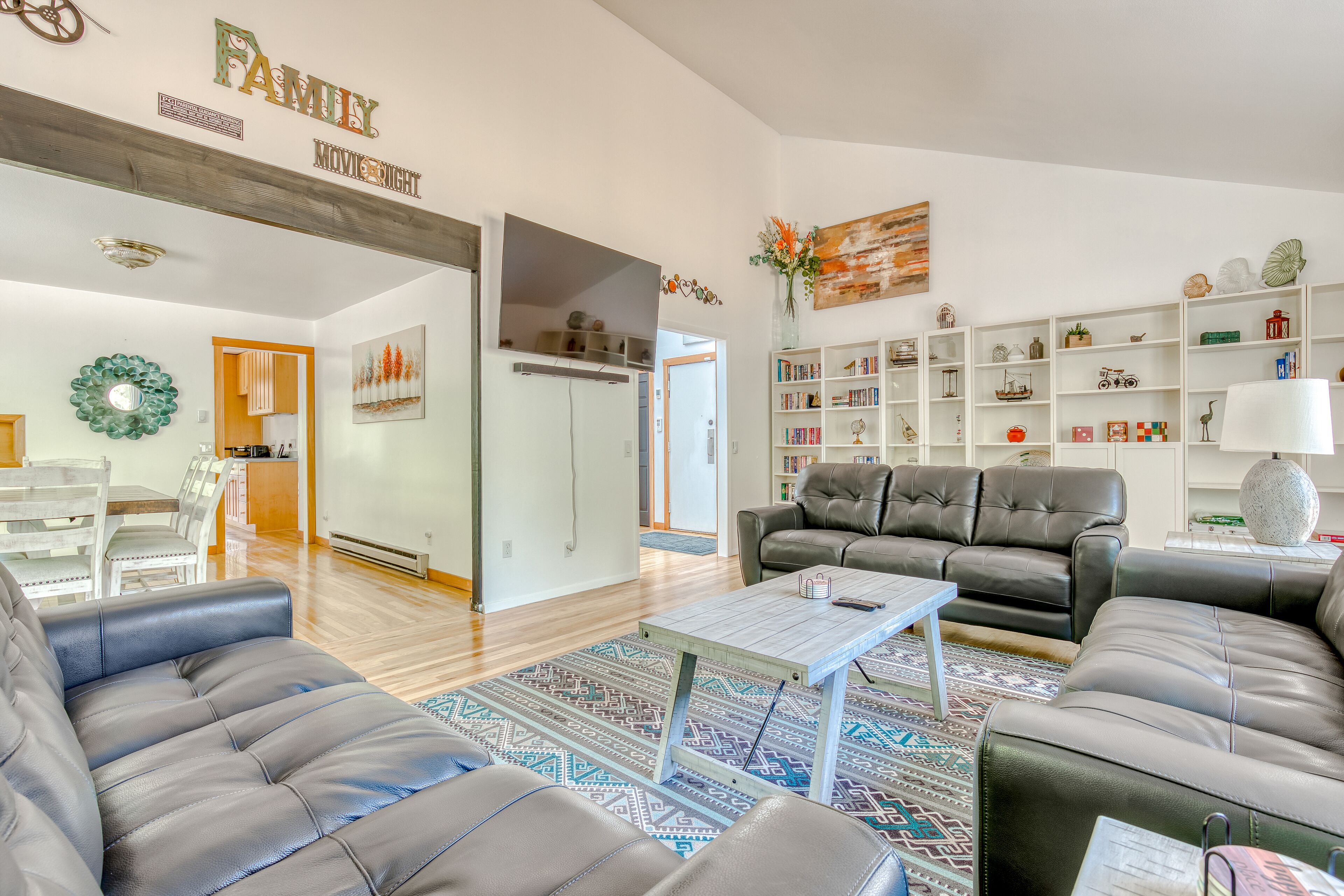 Newly remodeled secluded home with pool, large deck, WiFi, & washer/dryer