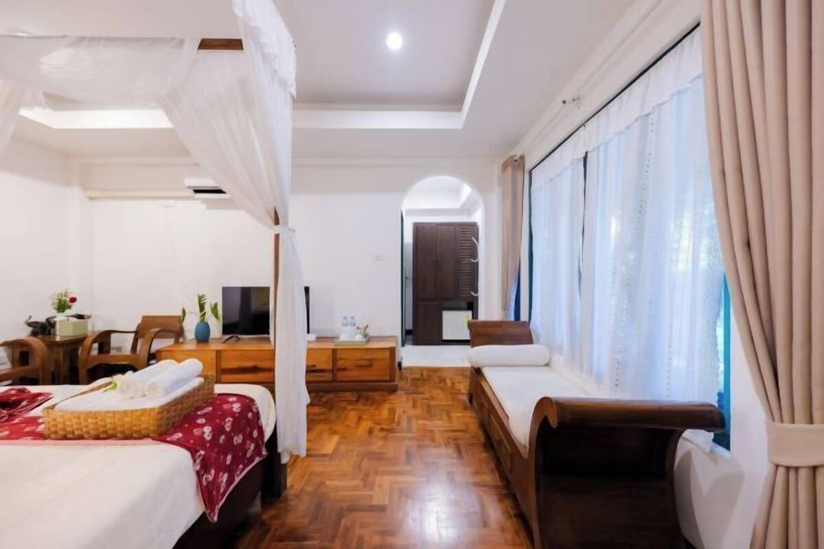 Meja kerja dan Wi-Fi gratis