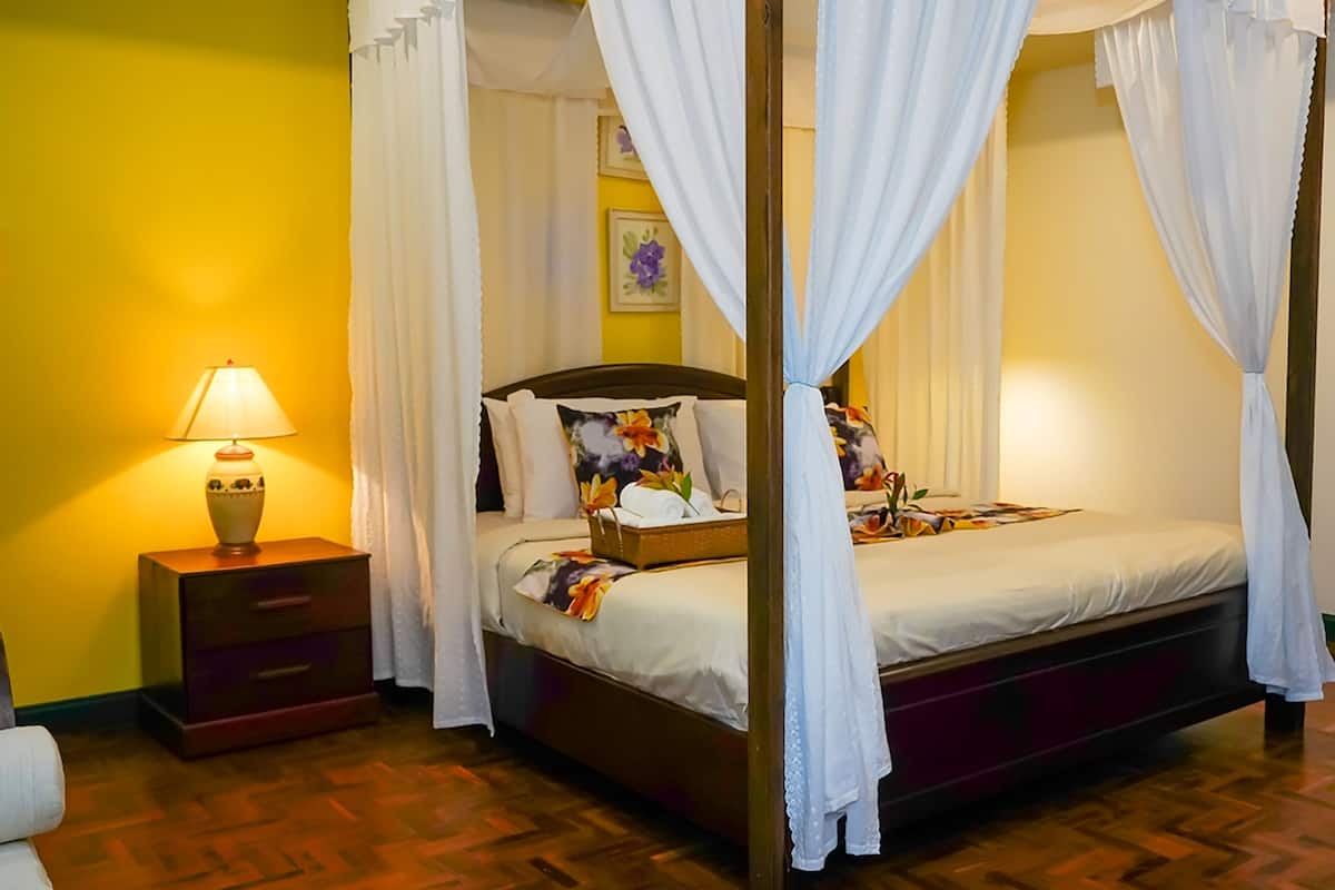 Desk, cribs/infant beds, free WiFi