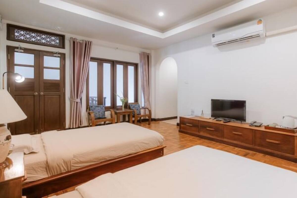 Desk, cribs/infant beds, free WiFi