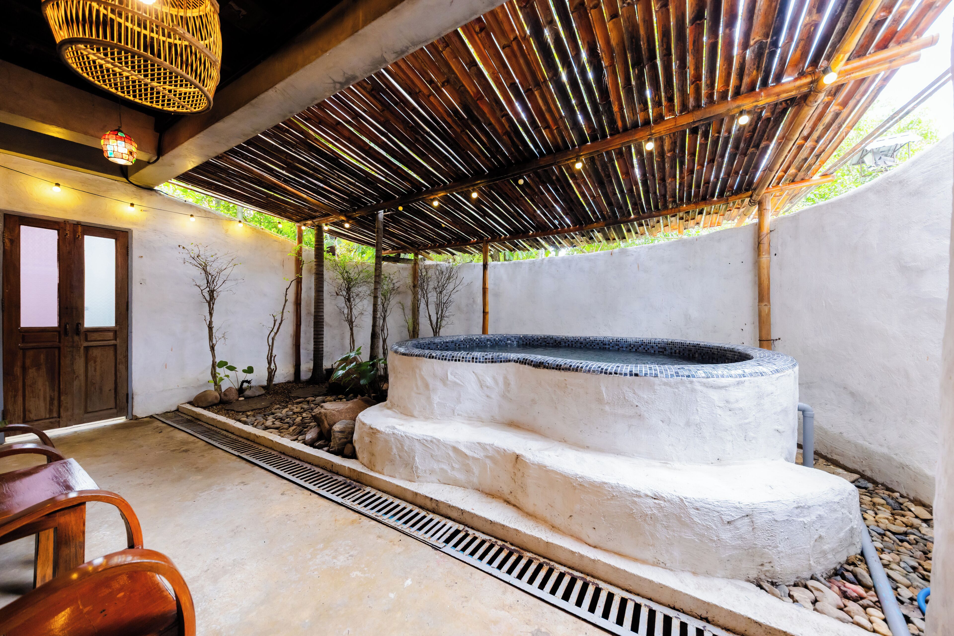 Una piscina al aire libre