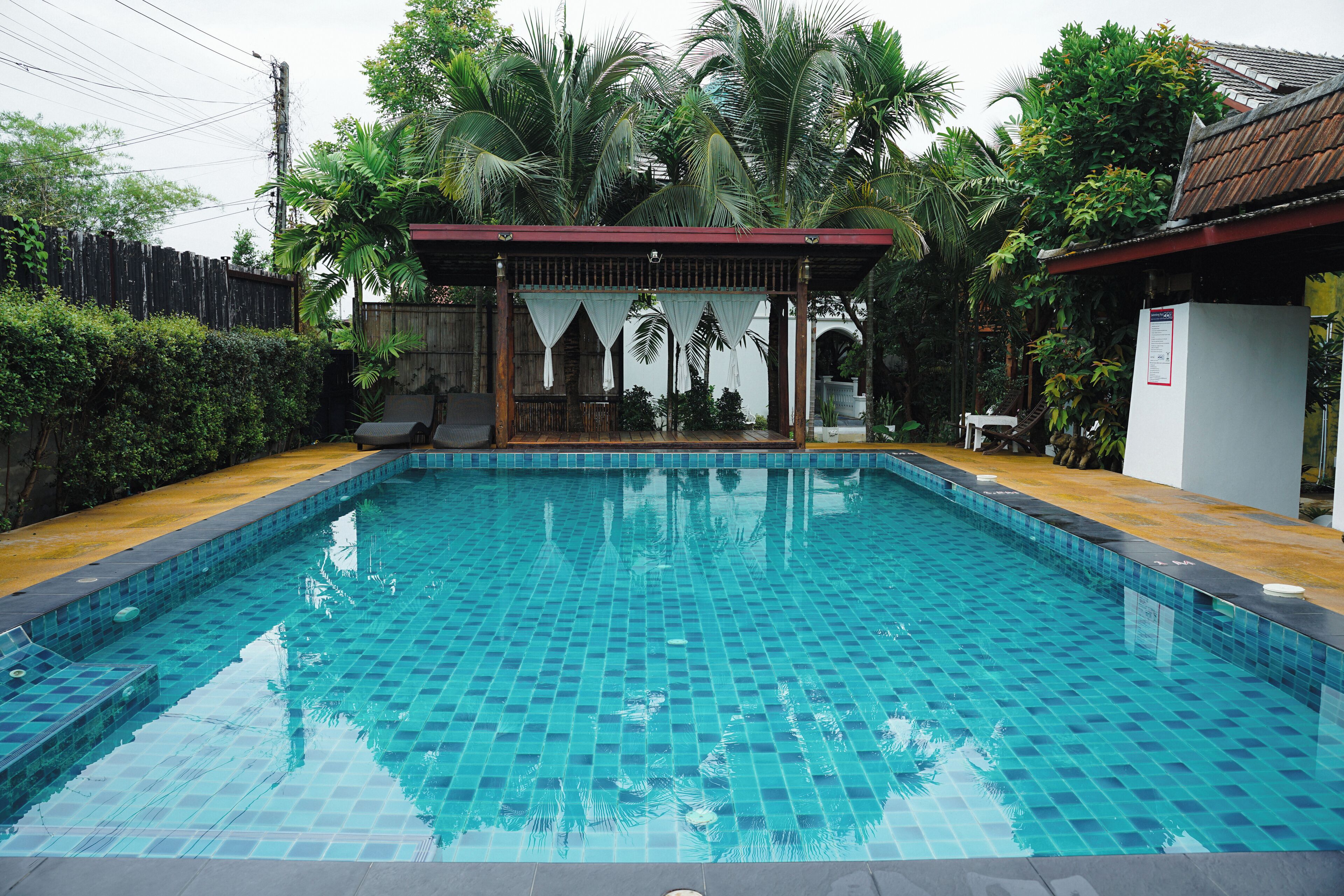 สระว่ายน้ำกลางแจ้ง