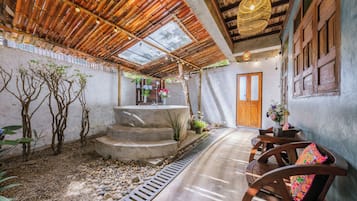 Bañera de hidromasaje cubierta