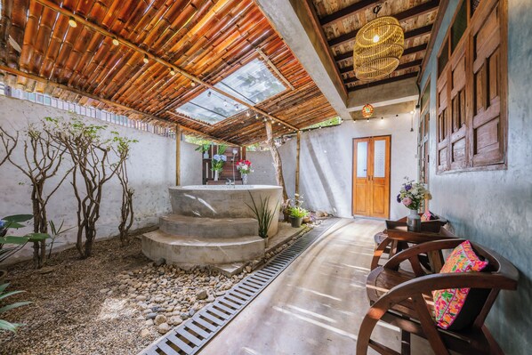 อ่างสปาในร่ม