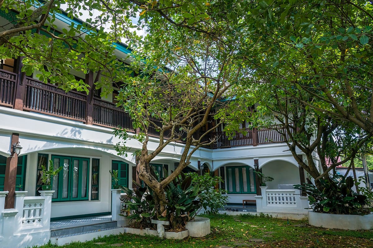 Desk, cribs/infant beds, free WiFi