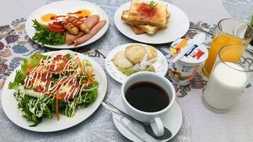 Desayuno con opciones de la cocina local todos los días (con cargo)