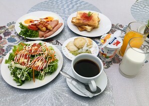 朝食 (郷土料理)、毎日提供 (1 名様 250 THB)