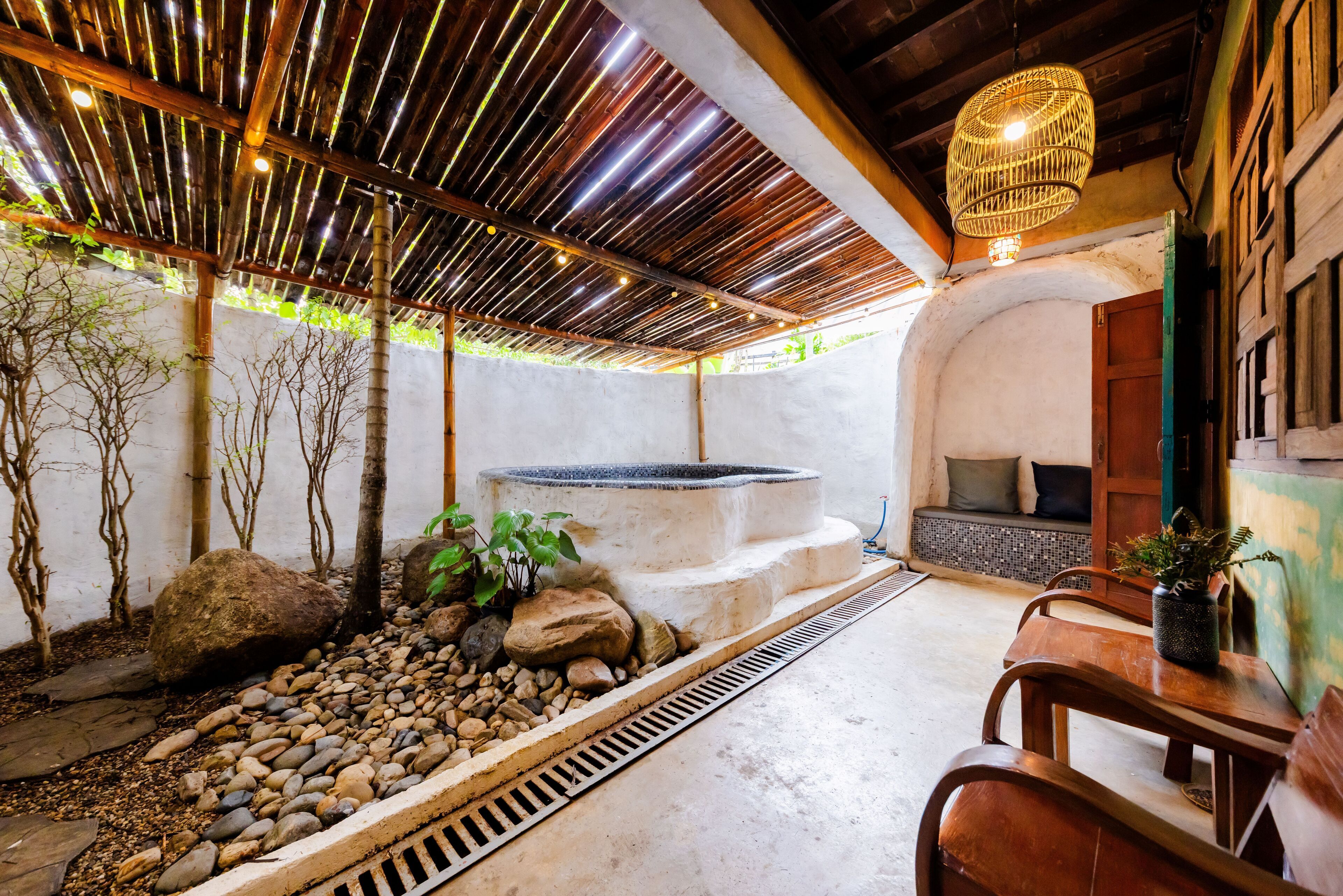 办公桌、免费 WiFi