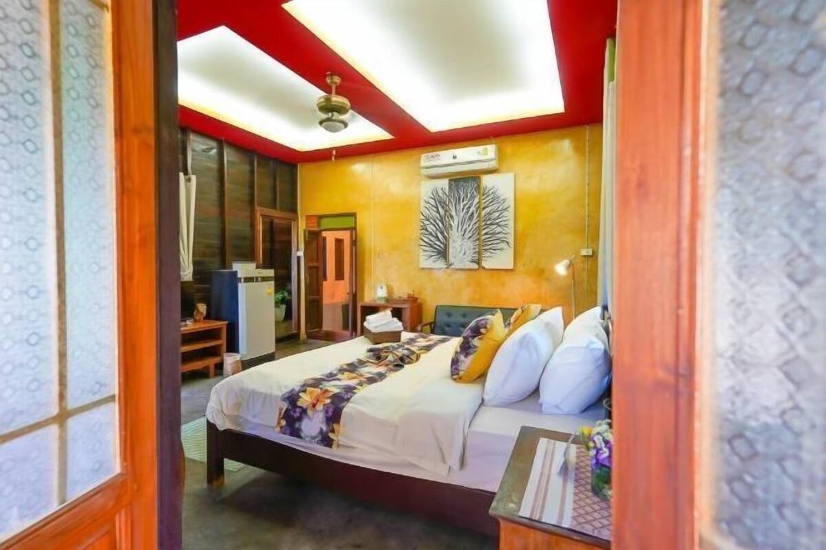 Desk, cribs/infant beds, free WiFi