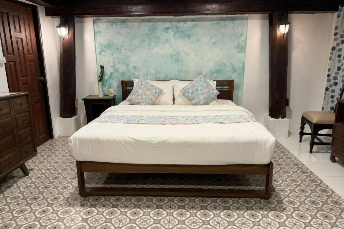 Desk, cribs/infant beds, free WiFi