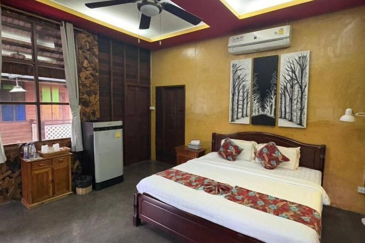 Desk, cribs/infant beds, free WiFi