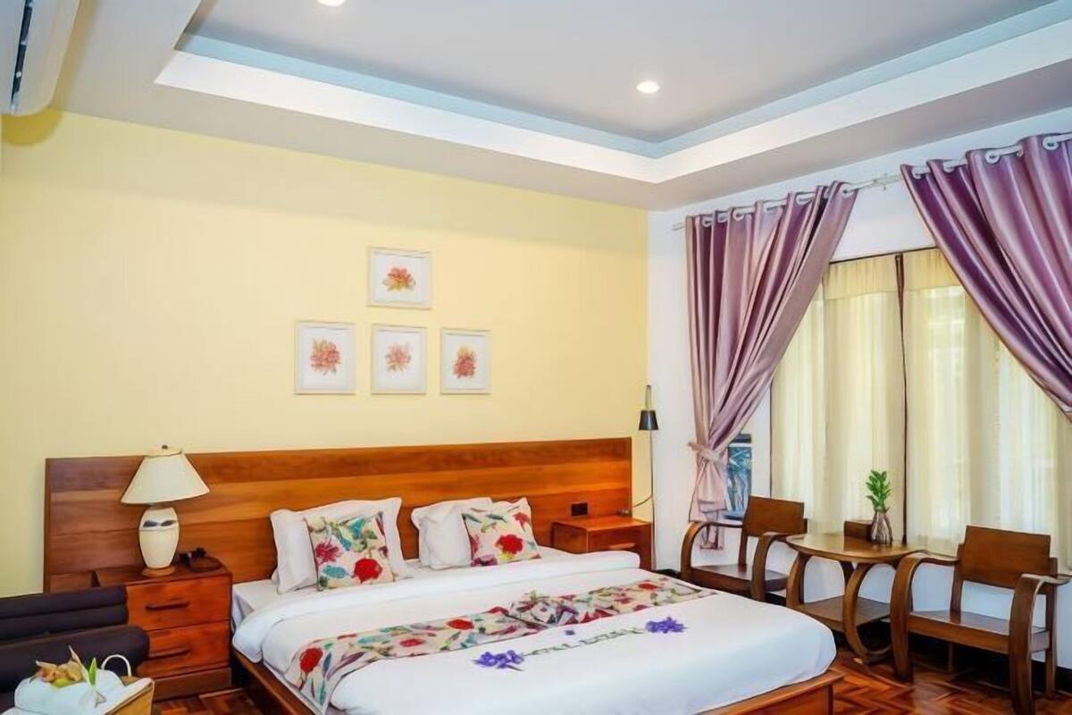 Desk, cribs/infant beds, free WiFi