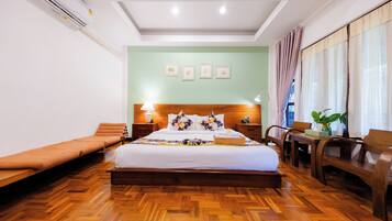 Deluxe Double Room, 1 Katil Raja (King), Non Smoking, City View | Meja, Wi-fi percuma
