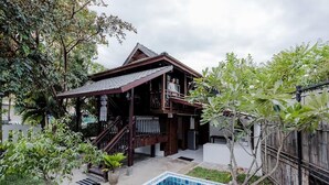 A wooden house with a tiled swimming pool in the backyard. - Teewana Resort Chiang Mai (Hang Dong)