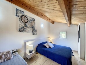 4 chambres, fer et planche à repasser, lit de bébé portatif