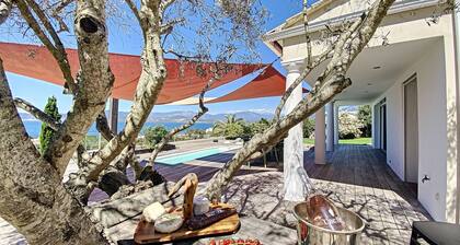 Villa d'Exception avec Vue Panoramique sur le Golfe d'Ajaccio, plage Ă pied!