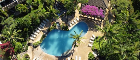 Piscina a l'aire lliure i piscina climatitzada