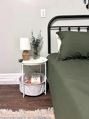 1 bedroom, free WiFi, bed sheets - Cute boho studio with private entrance (Portland)