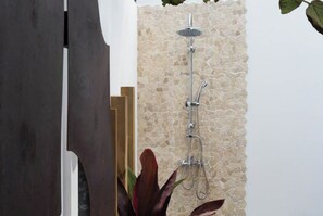 Shower, towels, soap, toilet paper - Villa Opale (Saint-Pierre)