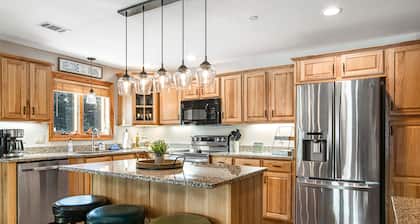 Condo at waterfront resort with golf course views, central AC, W/D, & pool