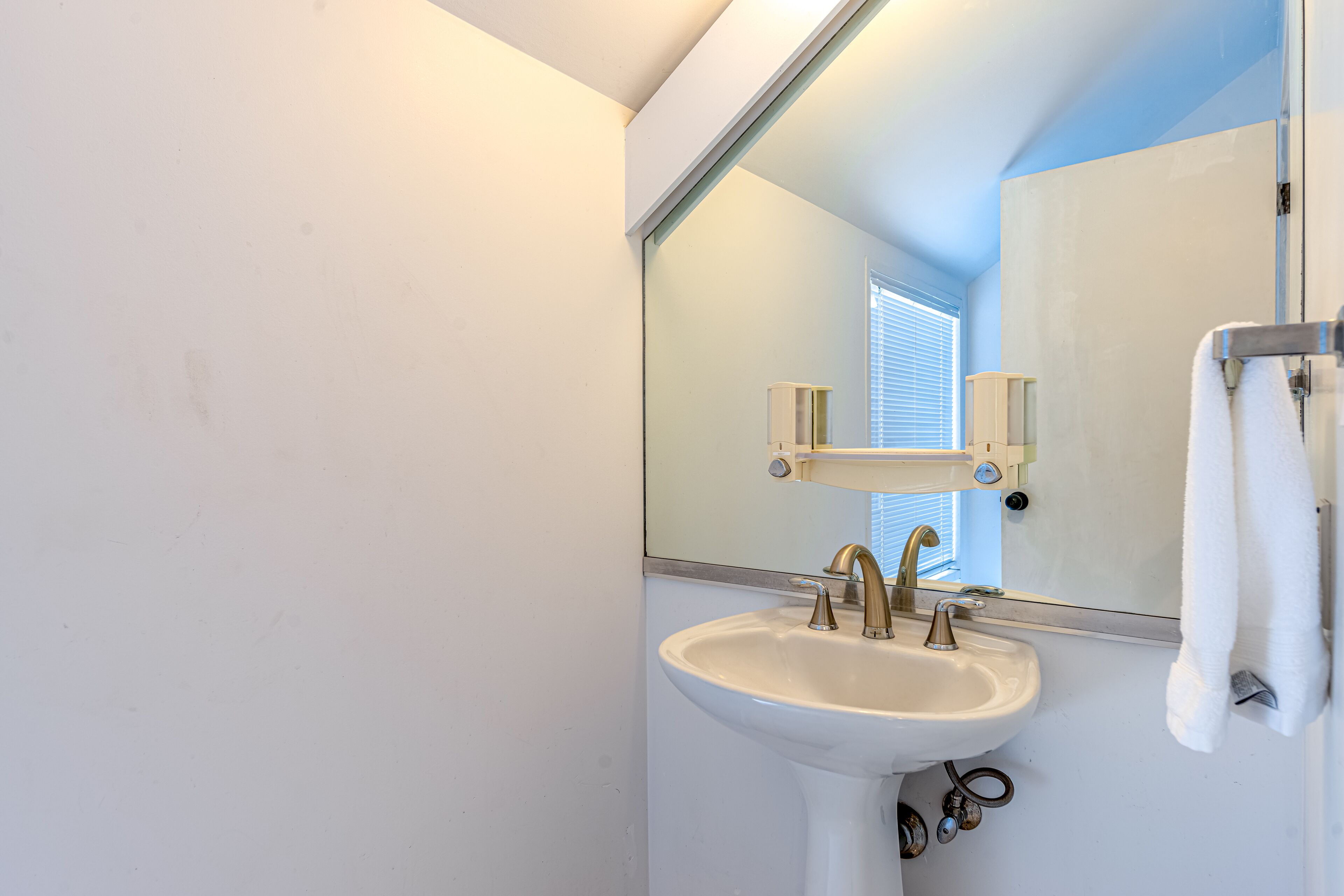 Spacious house with private gas grill, shared pool, close to golf