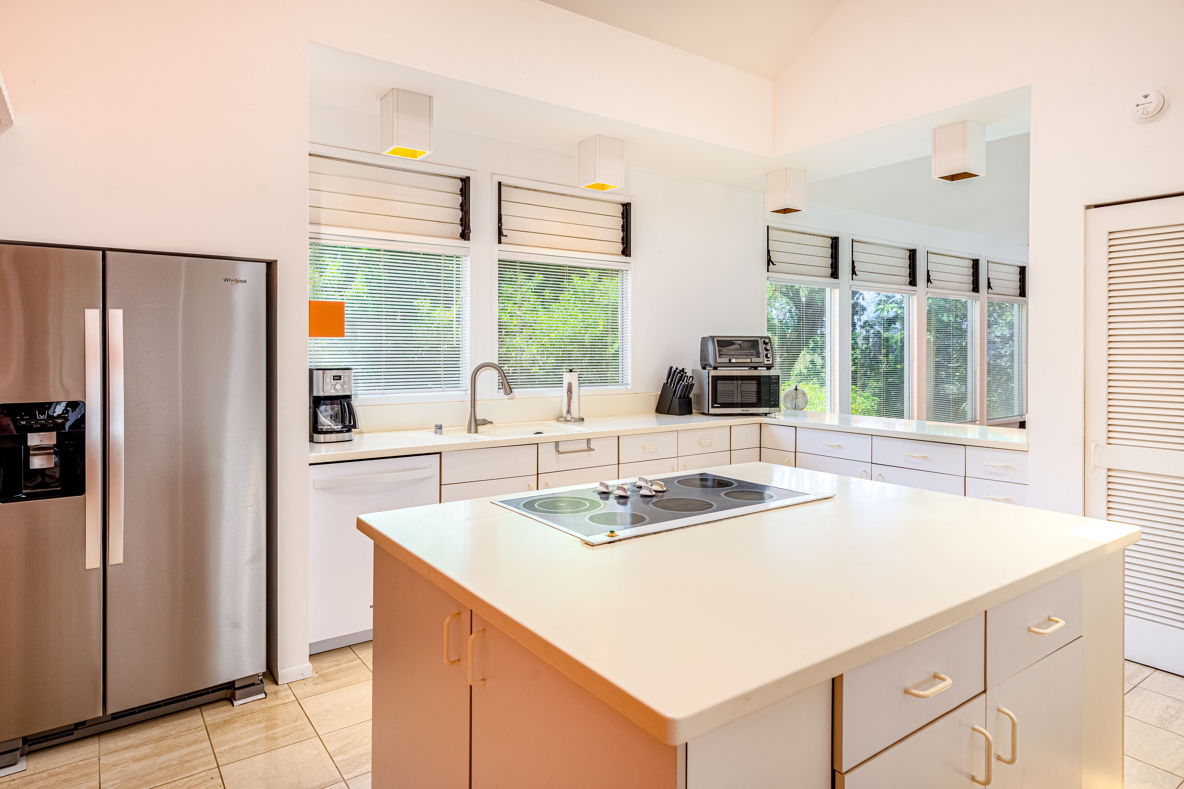 Spacious house with private gas grill, shared pool, close to golf