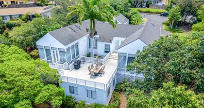 Spacious house with private gas grill, shared pool, close to golf