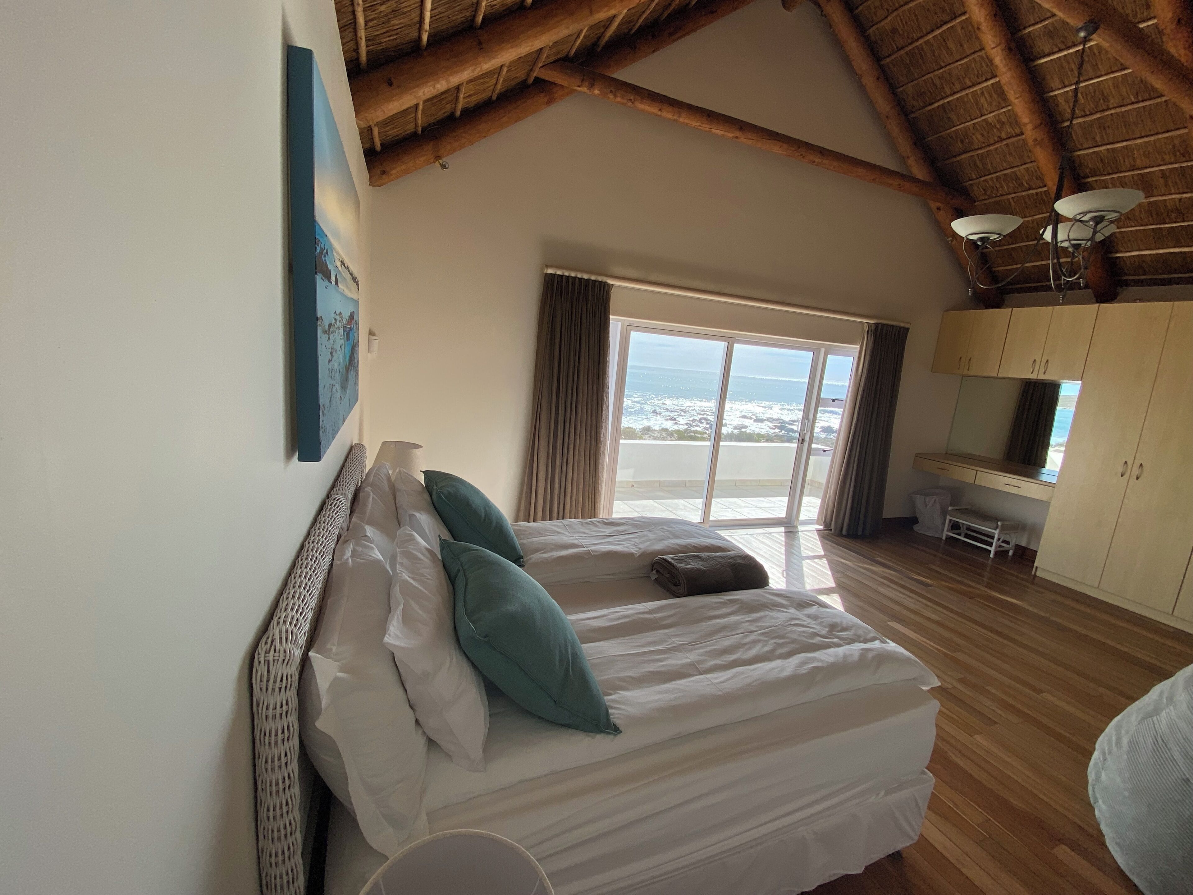 6 bedrooms, iron/ironing board, free WiFi, bed sheets