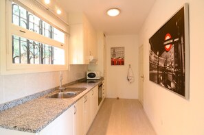 Frigorífico, microondas, horno y lavavajillas