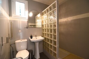 Douche, serviettes fournies