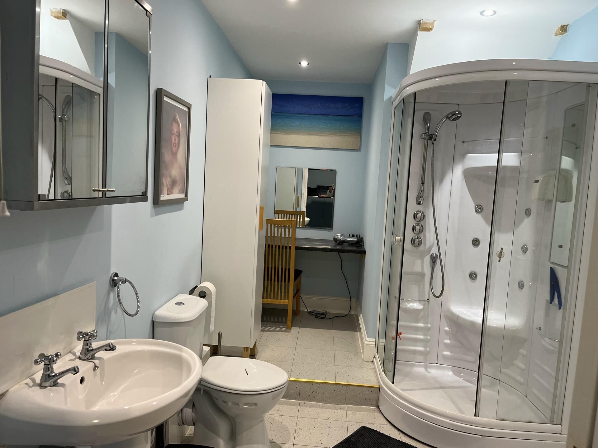 Ein Badezimmer mit Dusche, Waschbecken und Toilette.
