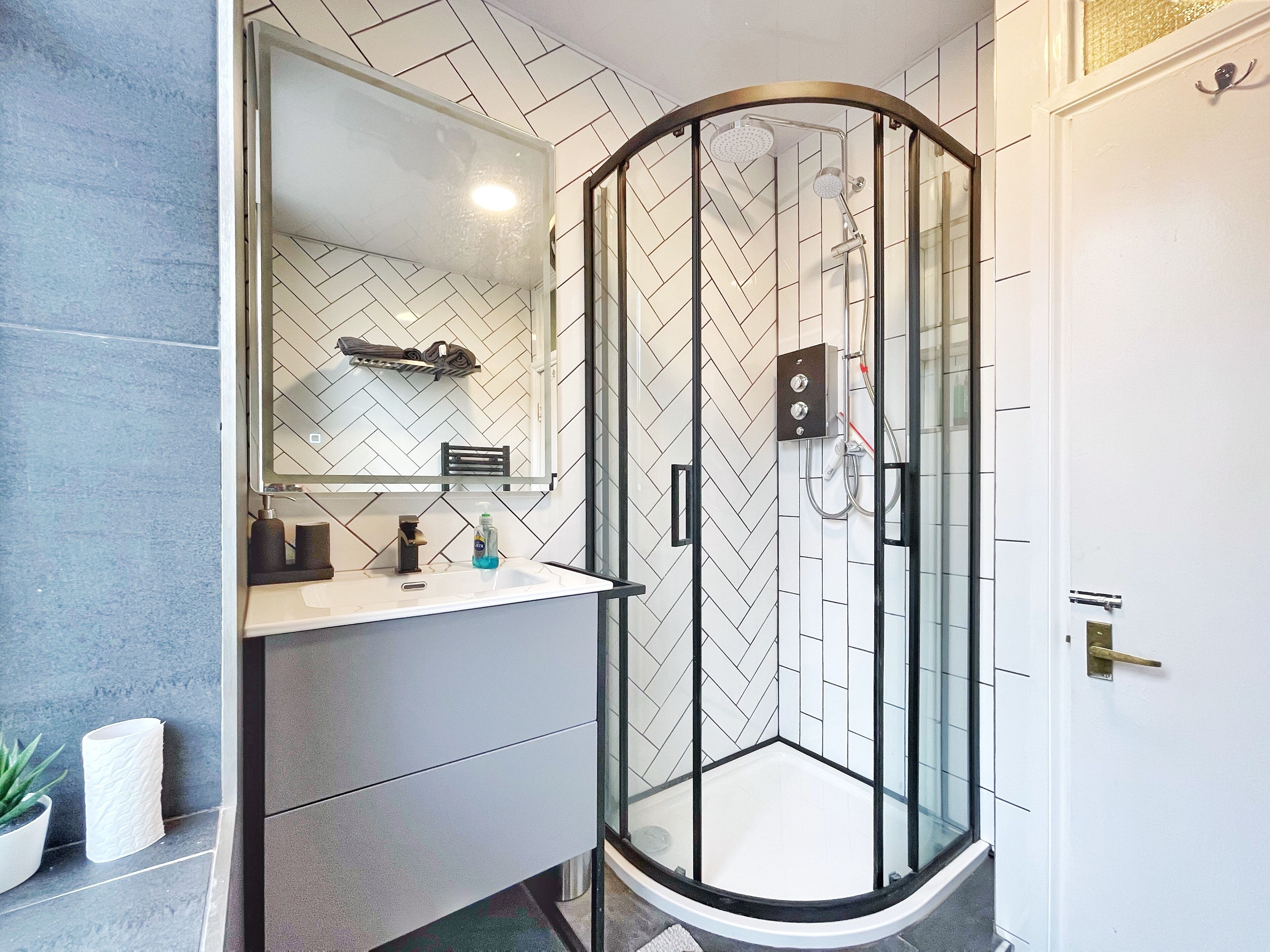 Apartment | Bathroom | Shower, towels
